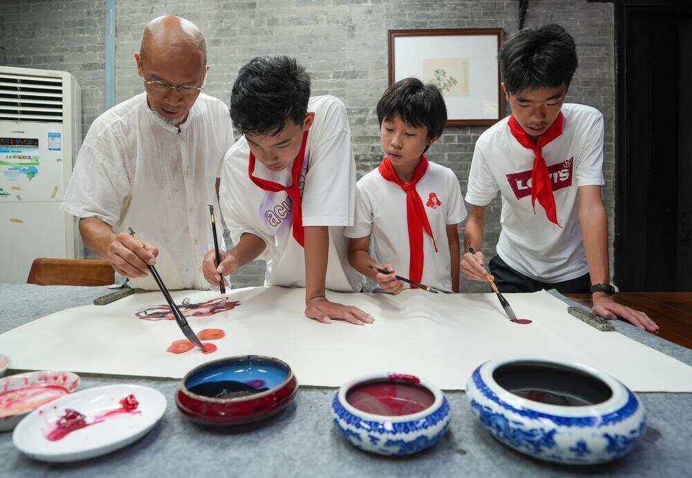 这里是岭南画派发祥地，名家在广州海珠教学童画荔枝